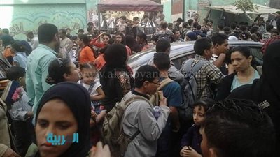 بالصور.. الباعة الجائلين ينتشرون أمام مجمع مدارس العمرانية