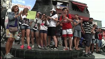 أتراك يتظاهرون بـ