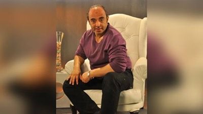 توافد عدد من الفنانين على عزاء 