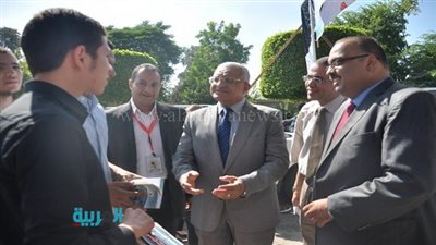 بالصور.. رئيس جامعة المنيا يتفقد مكاتب استقبال الطلاب الجدد