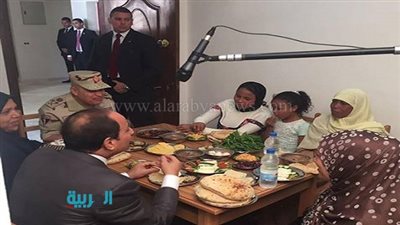 شاهد.. السيسي يتناول الإفطار مع أسرة بمنطقة غيط العنب في الإسكندرية