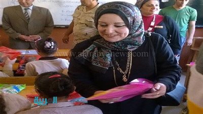 بالصور.. وكيلة تعليم القاهرة توزع مواد غذائية على طلاب المدارس