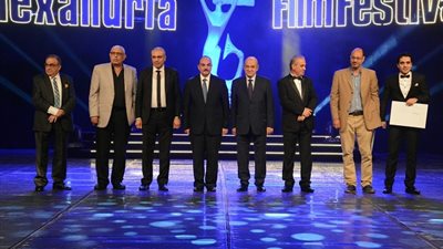 بالصور.. تسليم جائزة 