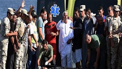 شاهد.. أول صورة لإنتشال مركب رشيد المنكوبة