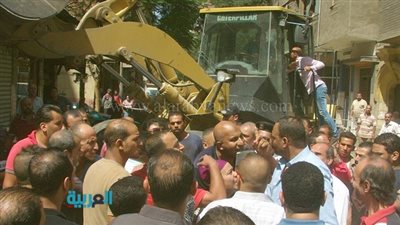 بالصور.. إزالة أعمال بناء مخالفة بحي الخليفة 
