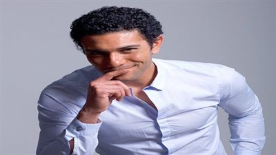 آسر ياسين يحتفل بعيد ميلاد صديقته 