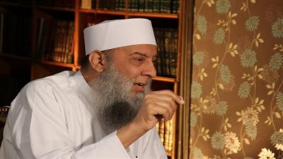 أبو إسحاق الحويني.. ملك الفتاوى الشاذة.. حرم الإختلاط بالجامعة.. ومنع الاحتفال بشم النسيم.. ووصف قراءة القرأن على الميت بـ