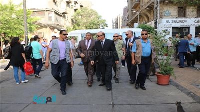 بالصور.. محافظ القاهرة في جولة بشارع الألفي وميدان عرابي
