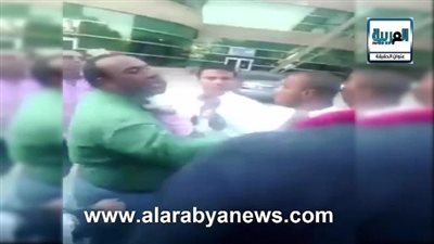 بالفيديو.. أب يتوسل لإنقاذ ابنته أمام مستشفي 57357.. والأمن يطرده