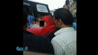 بالصور.. شاب يتحرش بالمحجبات في المنصورة