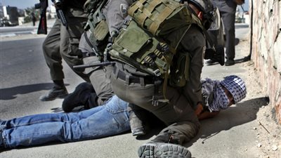 قوات الاحتلال تُنكل بأسير من الخليل أثناء اعتقاله