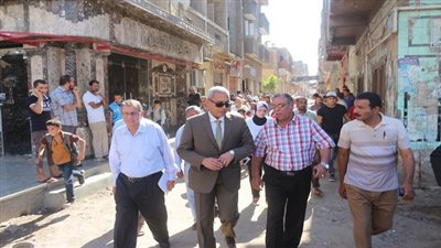 بالصور.. محافظ السويس يتفقد موقع عقار منهار بحي الأربعين
