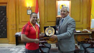 رئيس جامعة المنيا يكرم صاحب ذهبية رفع الأثقال بـ