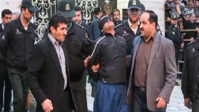 بالفيديو.. صفعة أم تنقذ قاتل ابنها من حبل المشنقة