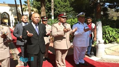 بالصور.. محافظ القاهرة يضع إكليل الزهور على قبر الجندي المجهول