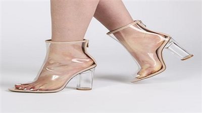 بالصور.. البلاستيك الشفاف يكسو أحذية الخريف