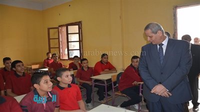 بالصور.. وزير التعليم يشدد على استخدام السبورات الذكية فى الفصول