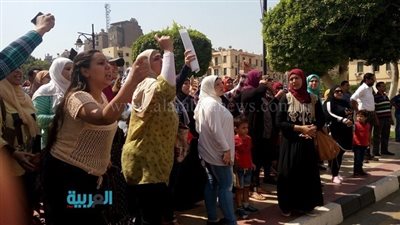 لعنة المدارس التجريبية تصيب القاهرة والجيزة.. أولياء الأمور يتظاهرون أمام ديواني المحافظتين.. الحاق ابناء العاصمة بمرحلتين ثالثة ورابعة.. و
