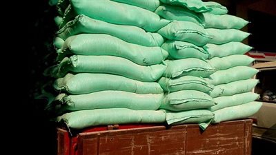 ضبط 65 طن دقيق مدعم في مصنع علف بالجيزة 