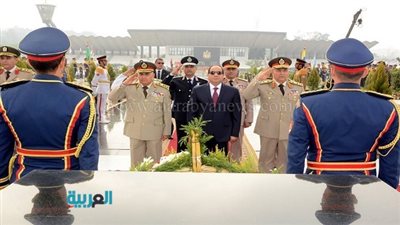 بالصور.. السيسي يضع إكليل زهور على قبر الجندي المجهول