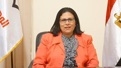 منى جاب الله تناقش مشكلة أصحاب الحرف اليدوية بمنشأة ناصر 