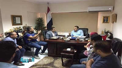 بالصور.. حاتم باشات يحل أزمة عمال شركة 