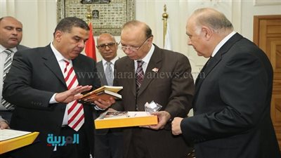بالصور.. محافظ القاهرة يستقبل مسئولي مستشفي 57357