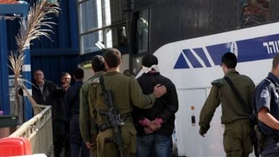 الاحتلال يحكم على ثلاثة أسرى بالسجن الفعلي لأكثر من عامين