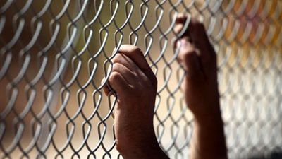 الاحتلال ينقل أسيرين مضربين لعيادة الرملة وآخر إلى 