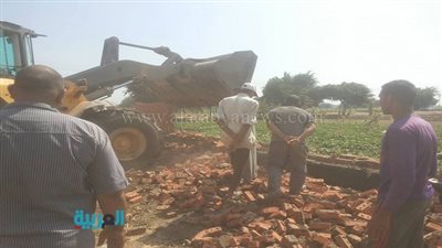 بالصور..إزالة سور مخالف على أرض زراعية بأوسيم