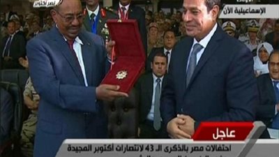 السيسي يمنح الرئيس السوداني وسام نجمة الشرف
