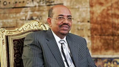 الرئيس السوداني عمر البشير يغادر القاهرة