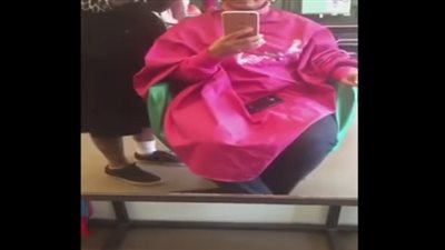 بالفيديو.. كاتبة سعودية تحلق شعرها دعماً لمريضات السرطان