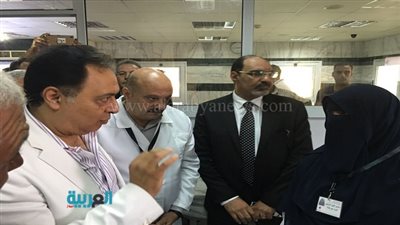 بالصور.. صرف مكافأة شهر للعاملين بمستشفى الطور العام