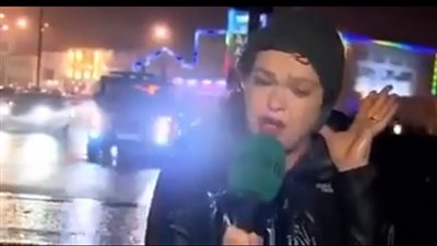 بالفيديو.. مراسلة تتعرض لموقف مُحرج على الهواء