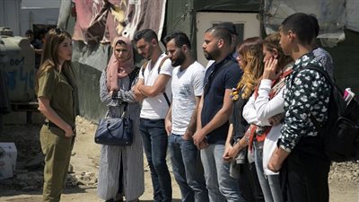 نانسي عجرم تدعم لاجئي سوريا بتصميم معطف لمواجهة برد الشتاء 