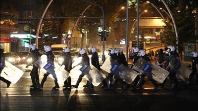 الشرطة تطلق الغاز والرصاص البلاستيكي لتفريق احتجاجات بأنقرة