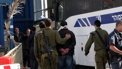 الاحتلال يقرّر الإفراج عن أسير قاصر ويمدّد اعتقال خمسة آخرين