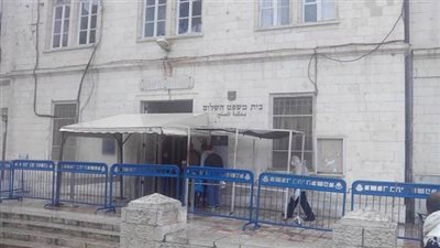 محكمة الاحتلال تٌفرج عن سبعة مقدسيين بشروط وتُمدد اعتقال آخر