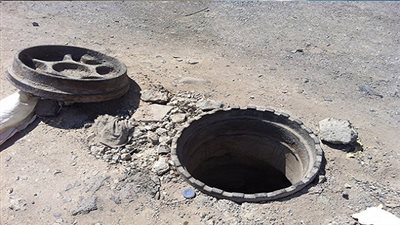 محافظ القاهرة يعنف رئيس حى التبين بسبب البالوعات المفتوحة 