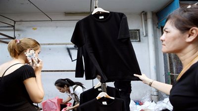 وفاة ملك تايلاند تتسبب فى نفاذ الملابس السوداء بالأسواق