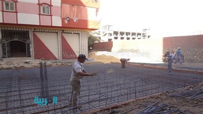 بالصور.. حي المرج يوقف مخالفات بناء في المهد