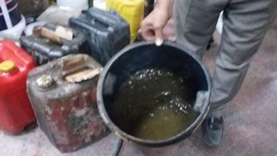 ضبط مواد مجهولة المصدر بمصنعين لتعبئة زيوت السيارات في البدرشين