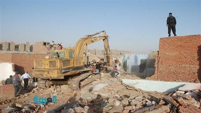 العاصمة تواصل تسكين أهالي منشأة ناصر بالأسمرات.. نقل 870 أسرة حتى الآن.. محافظ القاهرة: 2018 سيتم الانتهاء من مشكلات مساكن الخطورة الداهمة.. ويؤكد: عدد الوحدات السكنية سيصل إلي 17 ألف وحدة 