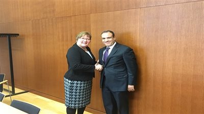 سفير مصر بألمانيا يلتقي بوزيرة الدولة الفيدرالية للسياحة