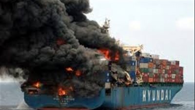 حريق يلتهم مركب تجاري يمني أمام سواحل مرسى علم