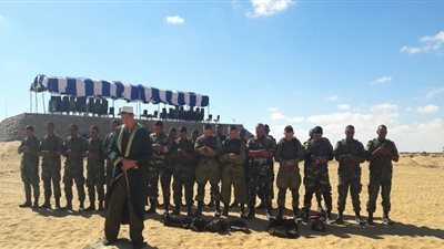 صلاة جماعة مصرية روسية على هامش تدريبات 