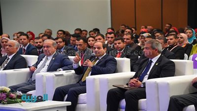 السيسي يشيد بدور المرأة المصرية في خدمة مجتمعها