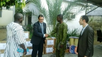 بالصور.. سفارة مصر فى توجو تقدم مساعدات إلى طلاب المدارس