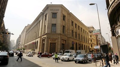 بعد تحرير الجنيه.. سعر جديد للدولار ورفع الفائدة